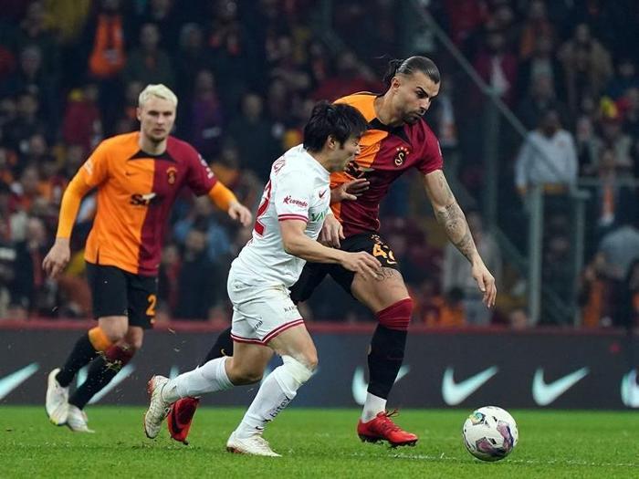 Galatasaray - Antalyaspor maçında gözlerden kaçan tartışma: Kerem Aktürkoğlu - Nuri Şahin