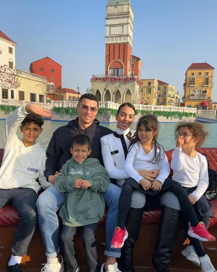 Cristiano Ronaldo ile Georgina Rodriguezin şaşırtan Suudi Arabistan hayatı