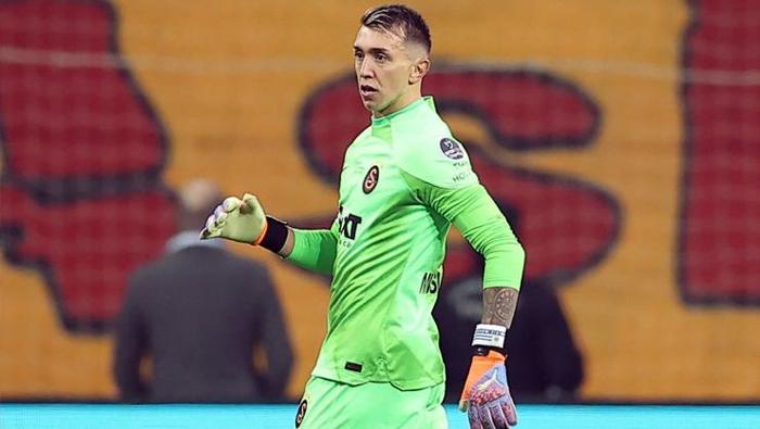 5 KİŞİLİK OYNAYAN MUSLERA