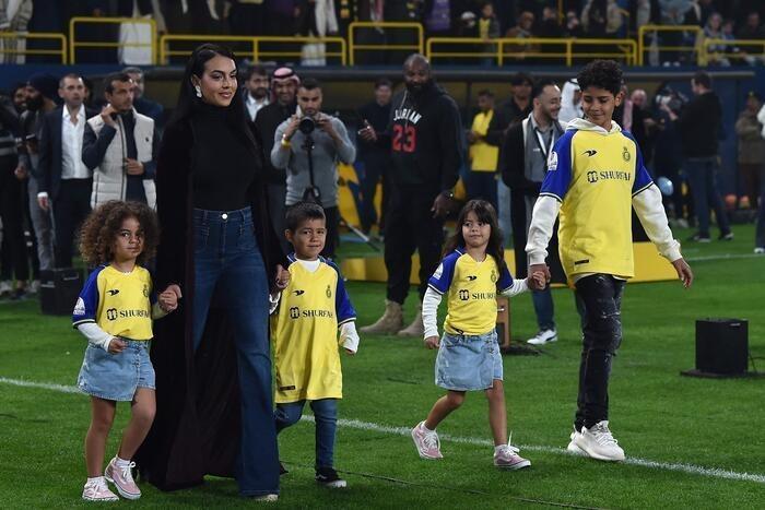 ÖZEL İZİNLE YAŞIYORLAR