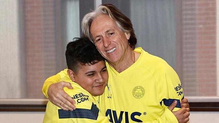Depremzede Mehmet Akif Ağaç, Jorge Jesus ve futbolcularla buluştu