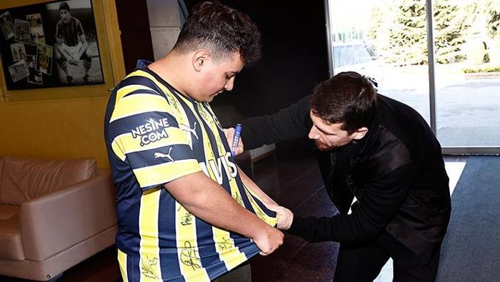 Depremzede Mehmet Akif Ağaç, Jorge Jesus ve futbolcularla buluştu