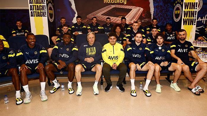 Depremzede Mehmet Akif Ağaç, Jorge Jesus ve futbolcularla buluştu