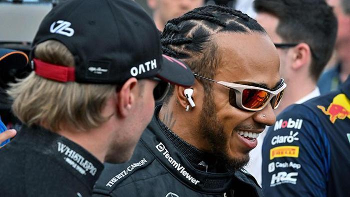 Lewis Hamilton, ayrılık iddiaları için Mercedese çağrı yaptı