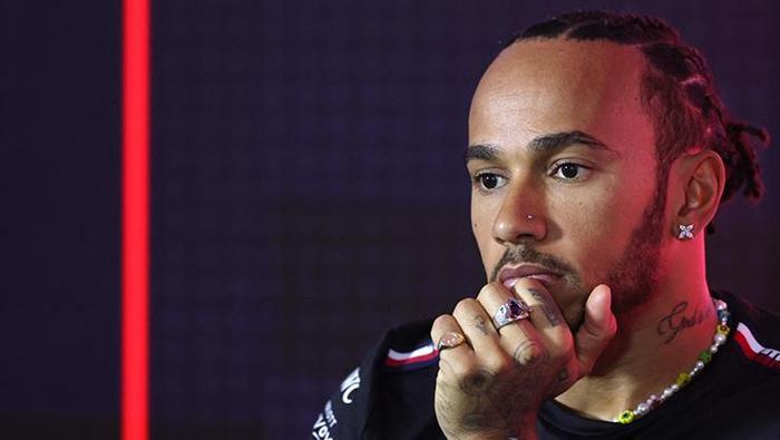 Lewis Hamilton, ayrılık iddiaları için Mercedese çağrı yaptı