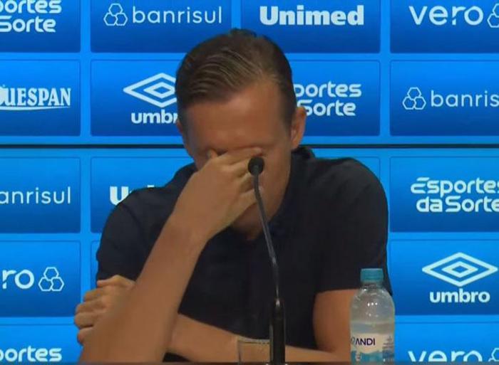 Lucas Leiva gözyaşları içinde emekli olduğunu açıkladı Ümidim vardı ama...