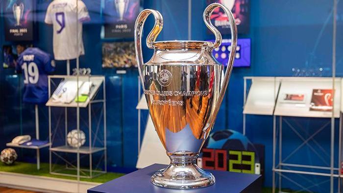 Yıldız futbolcuların final maçlarında giydiği formalar sergilendi