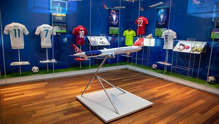 Yıldız futbolcuların final maçlarında giydiği formalar sergilendi