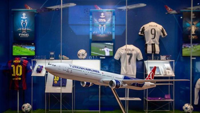 Yıldız futbolcuların final maçlarında giydiği formalar sergilendi