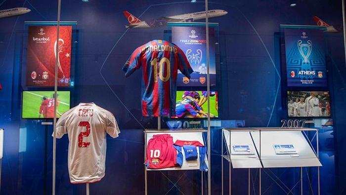 Yıldız futbolcuların final maçlarında giydiği formalar sergilendi