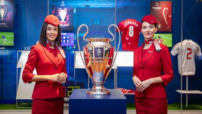 Yıldız futbolcuların final maçlarında giydiği formalar sergilendi