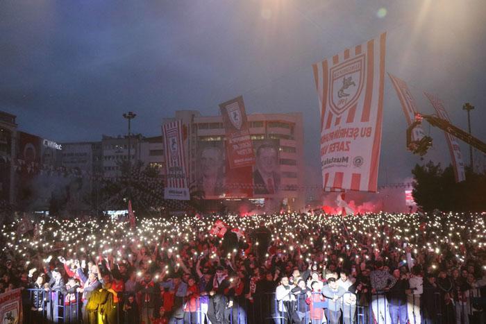 Samsunda Süper Lig coşkusu Samsunspor liderliği garantiledi, meydanda çifte bayram yaşandı...
