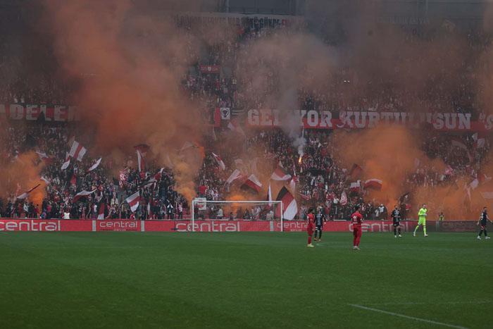 Samsunda Süper Lig coşkusu Samsunspor liderliği garantiledi, meydanda çifte bayram yaşandı...