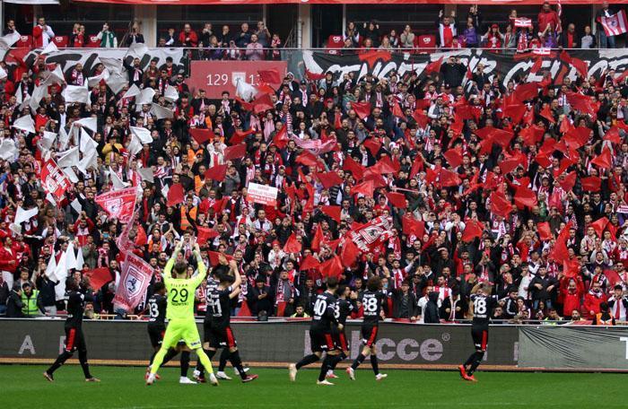 Samsunda Süper Lig coşkusu Samsunspor liderliği garantiledi, meydanda çifte bayram yaşandı...
