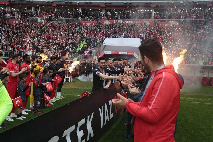 Samsunda Süper Lig coşkusu Samsunspor liderliği garantiledi, meydanda çifte bayram yaşandı...