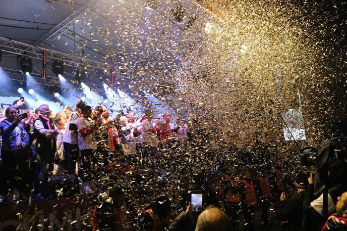 Samsunda Süper Lig coşkusu Samsunspor liderliği garantiledi, meydanda çifte bayram yaşandı...