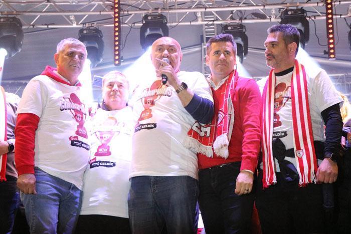 Samsunda Süper Lig coşkusu Samsunspor liderliği garantiledi, meydanda çifte bayram yaşandı...