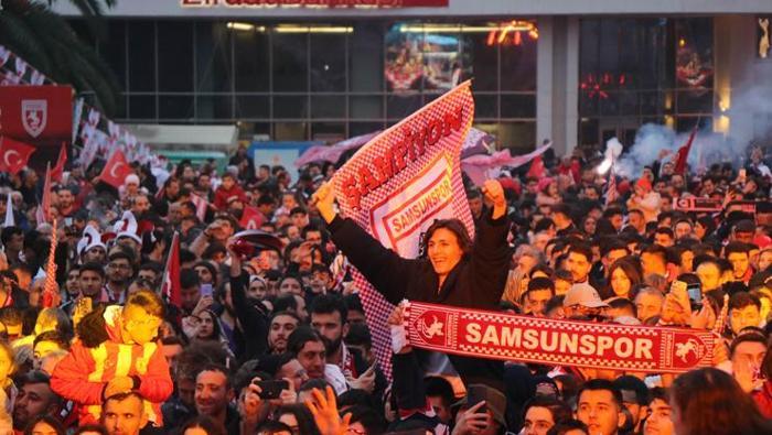 Samsunda Süper Lig coşkusu Samsunspor liderliği garantiledi, meydanda çifte bayram yaşandı...
