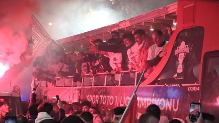 Samsunda Süper Lig coşkusu Samsunspor liderliği garantiledi, meydanda çifte bayram yaşandı...