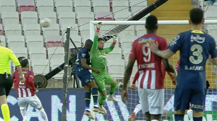 Sivasspor - Fenerbahçe maçının tartışmalı pozisyonlarını değerlendirdiler: Kırmızı kart kararı doğru muydu