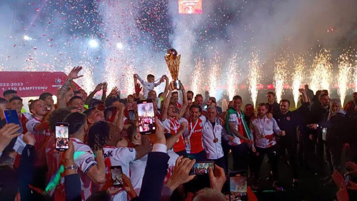 Şampiyon Samsunspor kupasına kavuştu Coşkulu kutlama...