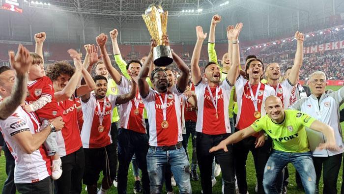 Şampiyon Samsunspor kupasına kavuştu Coşkulu kutlama...