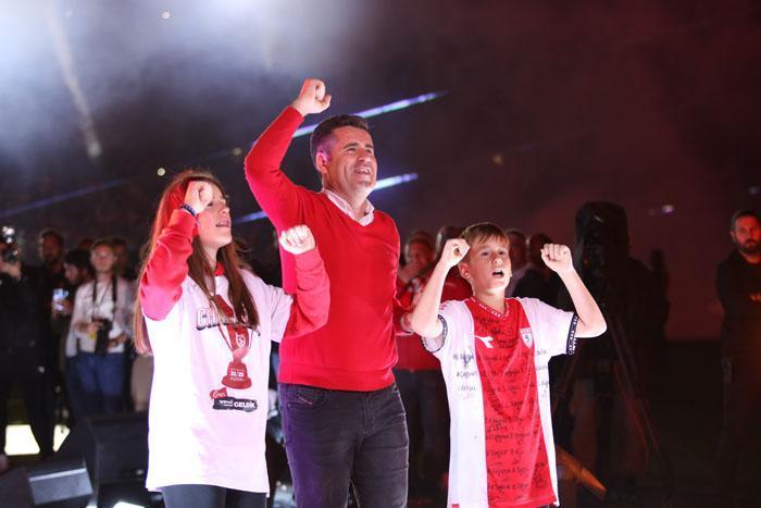 Şampiyon Samsunspor kupasına kavuştu Coşkulu kutlama...