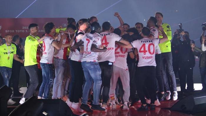 Şampiyon Samsunspor kupasına kavuştu Coşkulu kutlama...