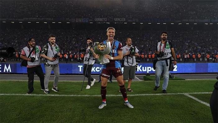 Jens Stryger Larsen (sağ bek)