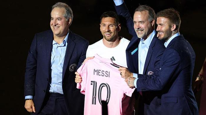 Messi ve Busquetse devasa imza töreni