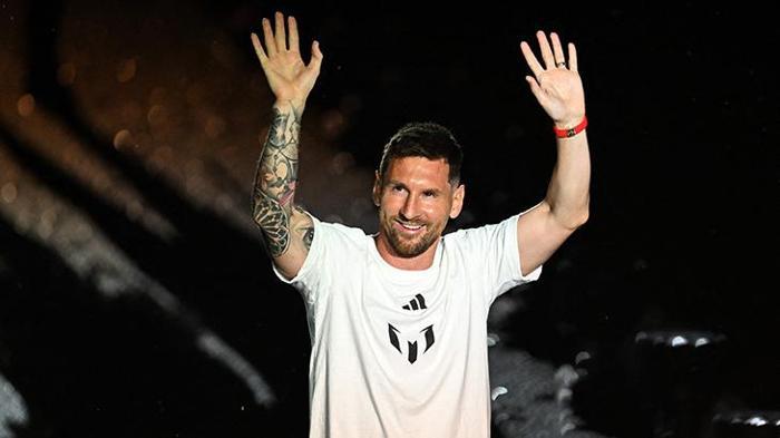 Messi ve Busquetse devasa imza töreni
