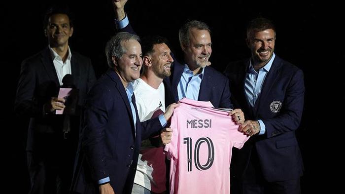 Messi ve Busquetse devasa imza töreni