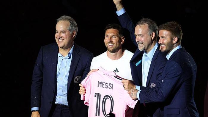 Messi ve Busquetse devasa imza töreni