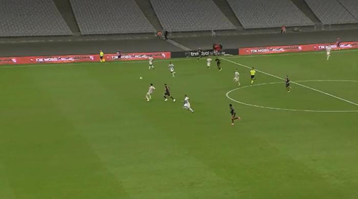 Fatih Karagümrük - Beşiktaş maçının tartışmalı pozisyonlarını değerlendirdiler: İkinci sarı karttan ihracı gerekirdi