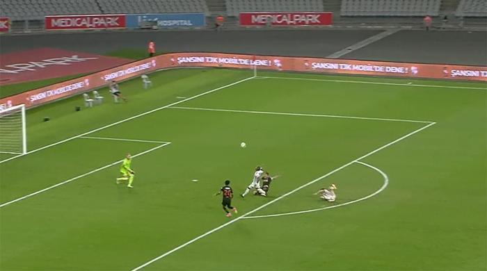 Fatih Karagümrük - Beşiktaş maçının tartışmalı pozisyonlarını değerlendirdiler: İkinci sarı karttan ihracı gerekirdi