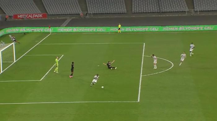 Fatih Karagümrük - Beşiktaş maçının tartışmalı pozisyonlarını değerlendirdiler: İkinci sarı karttan ihracı gerekirdi