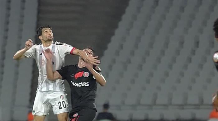 Fatih Karagümrük - Beşiktaş maçının tartışmalı pozisyonlarını değerlendirdiler: İkinci sarı karttan ihracı gerekirdi