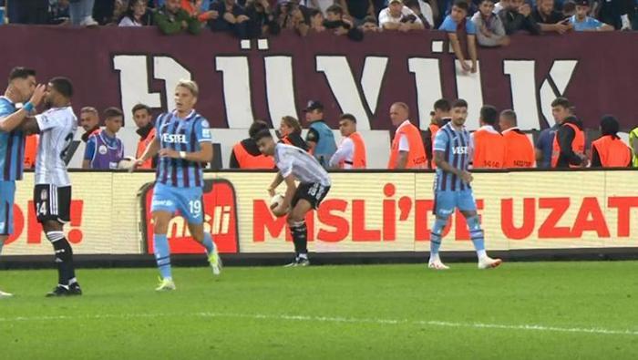 Trabzonspor-Beşiktaş maçında gerginlik Boğazı kanadı...