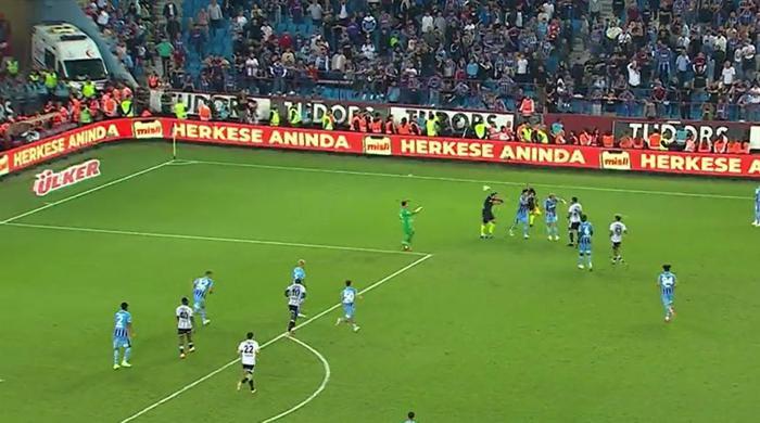 Trioda Trabzonspor - Beşiktaş maçının tartışmalı pozisyonları değerlendirildi: En az iki kırmızı
