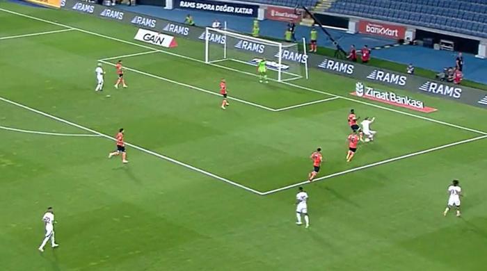 Trioda Başakşehir - Galatasaray maçının tartışmalı pozisyonları değerlendirildi: Verilen penaltı kararı doğru mu