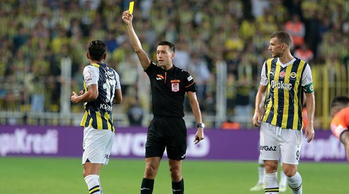 Trioda Fenerbahçe - Başakşehir maçının tartışmalı pozisyonları değerlendirildi: Tepki gösterilen kart anları