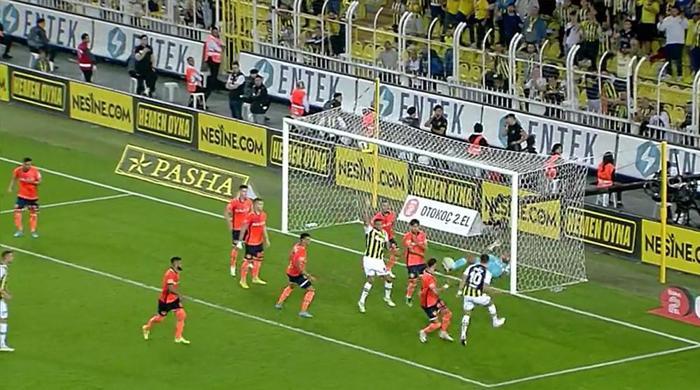 Trioda Fenerbahçe - Başakşehir maçının tartışmalı pozisyonları değerlendirildi: Tepki gösterilen kart anları