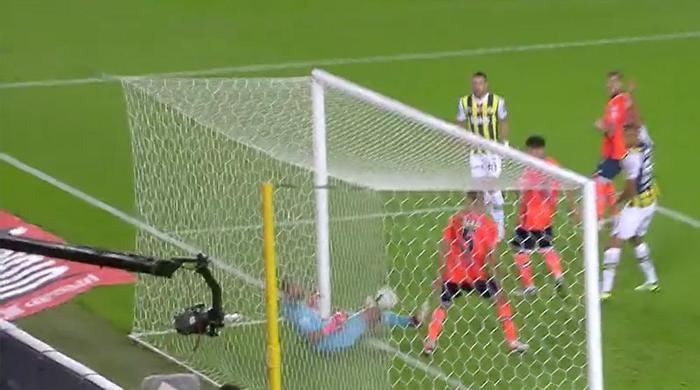 Trioda Fenerbahçe - Başakşehir maçının tartışmalı pozisyonları değerlendirildi: Tepki gösterilen kart anları