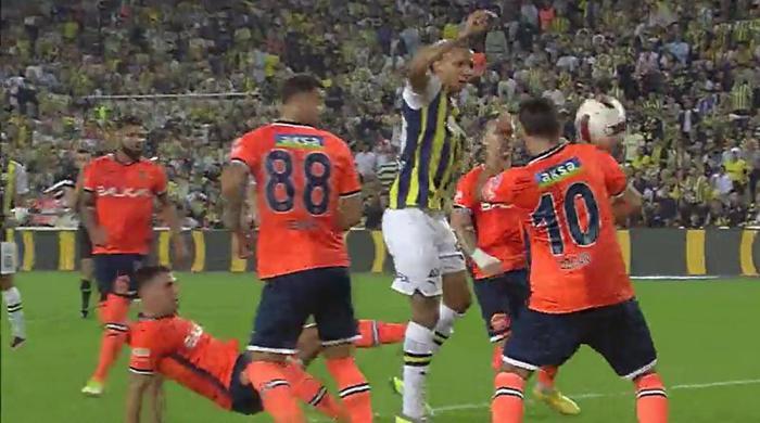 Trioda Fenerbahçe - Başakşehir maçının tartışmalı pozisyonları değerlendirildi: Tepki gösterilen kart anları
