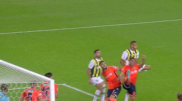 Trioda Fenerbahçe - Başakşehir maçının tartışmalı pozisyonları değerlendirildi: Tepki gösterilen kart anları