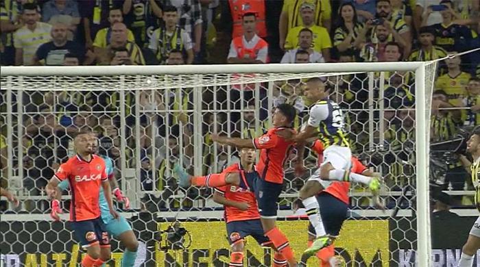 Trioda Fenerbahçe - Başakşehir maçının tartışmalı pozisyonları değerlendirildi: Tepki gösterilen kart anları