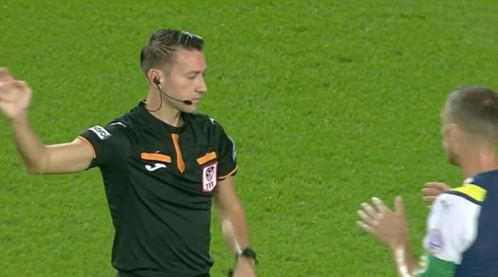 Trioda Fenerbahçe - Başakşehir maçının tartışmalı pozisyonları değerlendirildi: Tepki gösterilen kart anları
