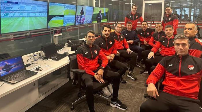 Trioda Fenerbahçe - Başakşehir maçının tartışmalı pozisyonları değerlendirildi: Tepki gösterilen kart anları