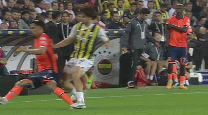 Trioda Fenerbahçe - Başakşehir maçının tartışmalı pozisyonları değerlendirildi: Tepki gösterilen kart anları