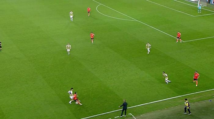 Trioda Fenerbahçe - Başakşehir maçının tartışmalı pozisyonları değerlendirildi: Tepki gösterilen kart anları